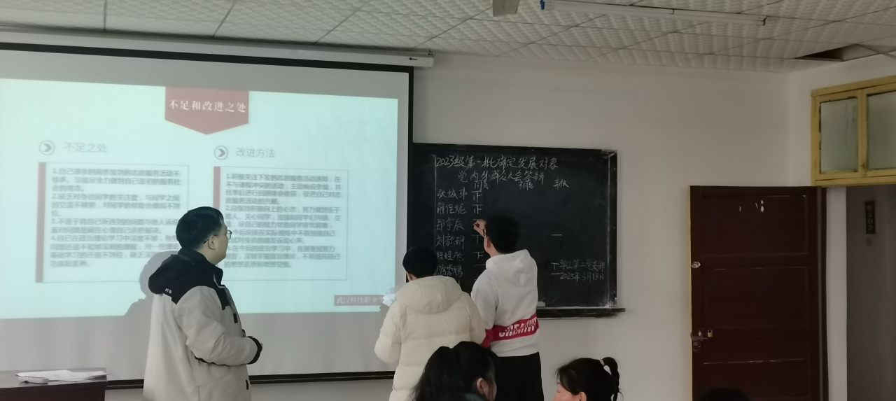 “答”入党初心,“辩”青春担当 “答”入党初心,“辩”青春担当