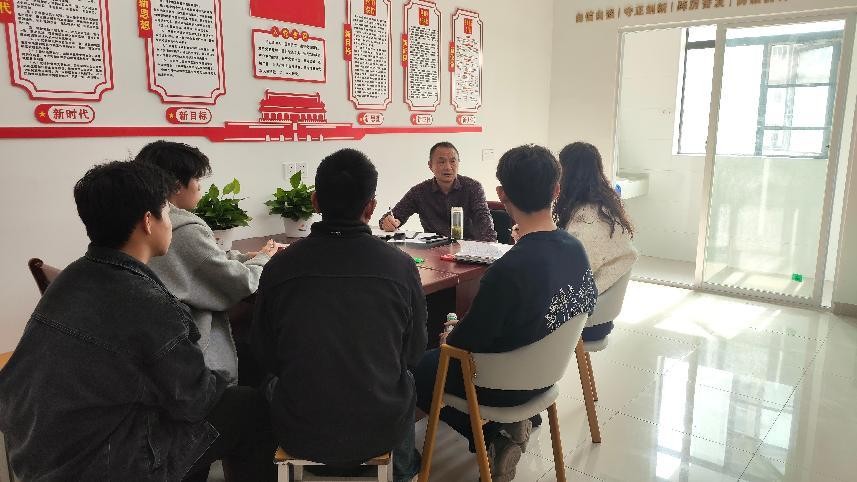 bwin必赢国际中国官方网站党委书记进学生社区 践行中央八项规定精神